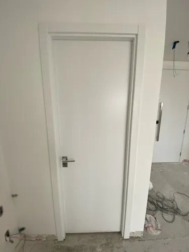 Vendo 2 portas brancas semi novas, nunca usadas!!!