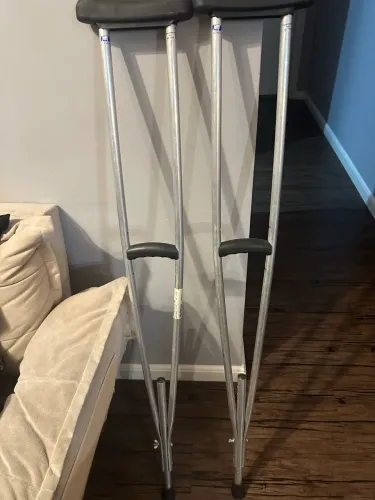  PAR DE MULETAS AXILARES  E MULETA AXILAR UNIDADE