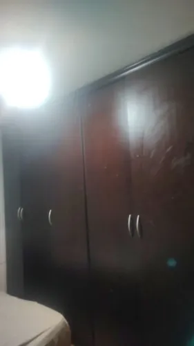 vende se um guarda roupa de madeira maciça grande com 8 portas retirar no parque América