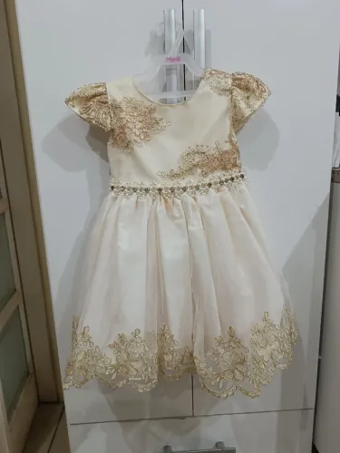 Vestido infantil de festa branco e dourado com bolero