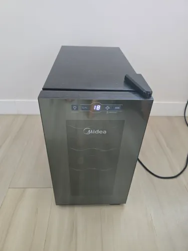 Adega Climatiza 8 garrafas Midea