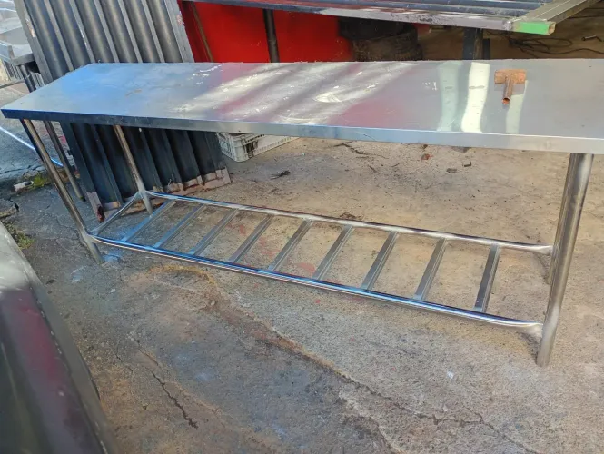 Mesa grande de inox