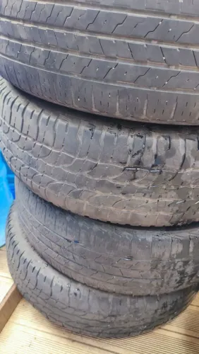 Pneu 4 pneus Michelin e Firestone.<br><br>Meia vida<br><br>550,00