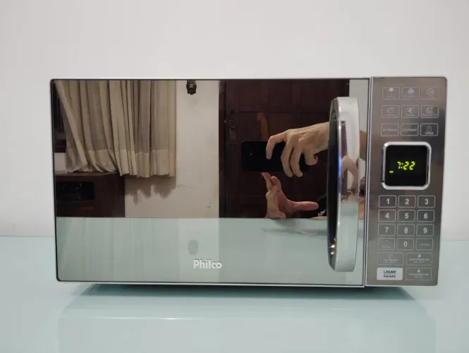 Micro-ondas Philco cor inox frente espelhado