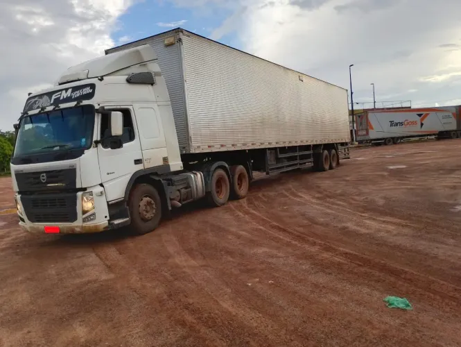 Volvo FM 370 Globetrotter 2012 + Carreta Baú Guerra 15,4 m