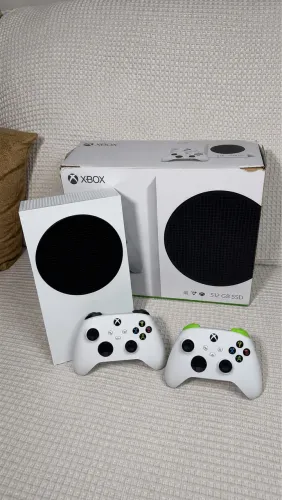 Xbox série s completo com caixa e dois controles