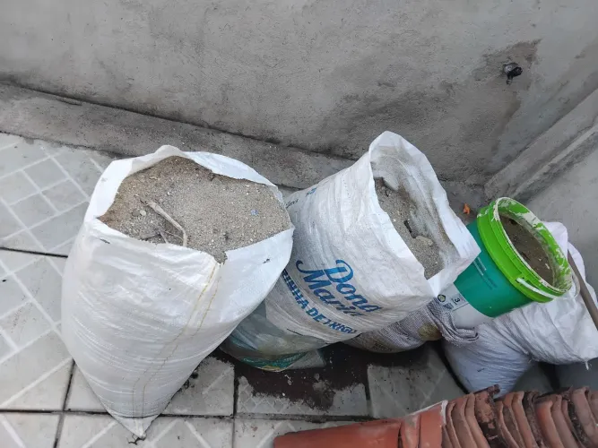 Areia, brita e telhas