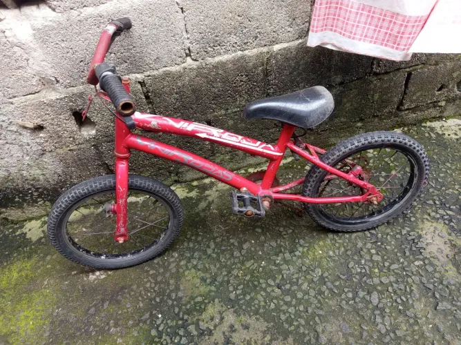 Duas bicicletas infantil e um triciclo