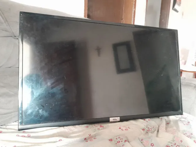 Vendo smart TV tcl documentação em mãos.  Ela está com defeito com o visor queimado. 