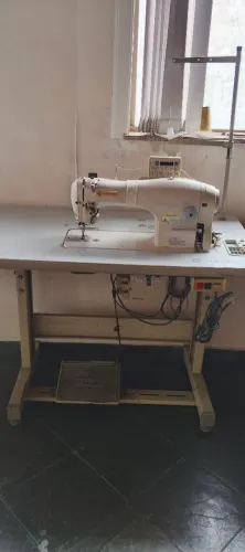 Máquina reta eletrônica