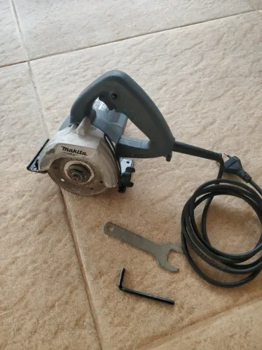 Serra mármore Makita M0400 com 1200W de potência