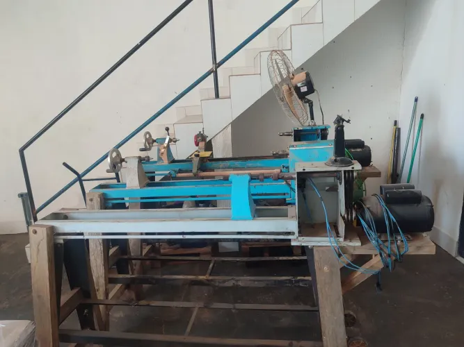 Vende-se torno para madeira