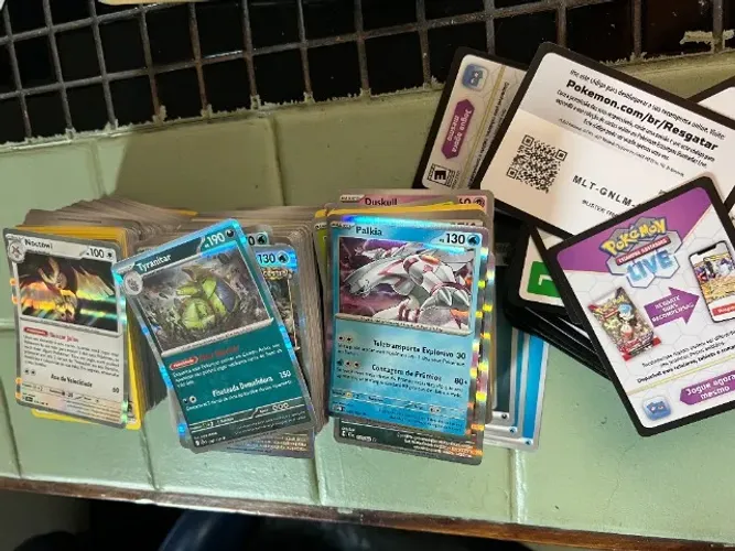 500 Cartas Pokémon TCG Originais + 100 Códigos TCG Live | Lote Bulk