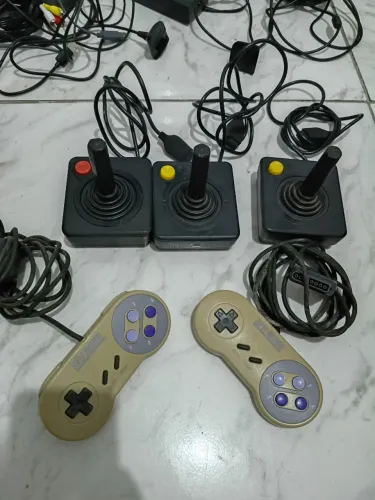 Lote de controles de Atari e super Nintendo originais
