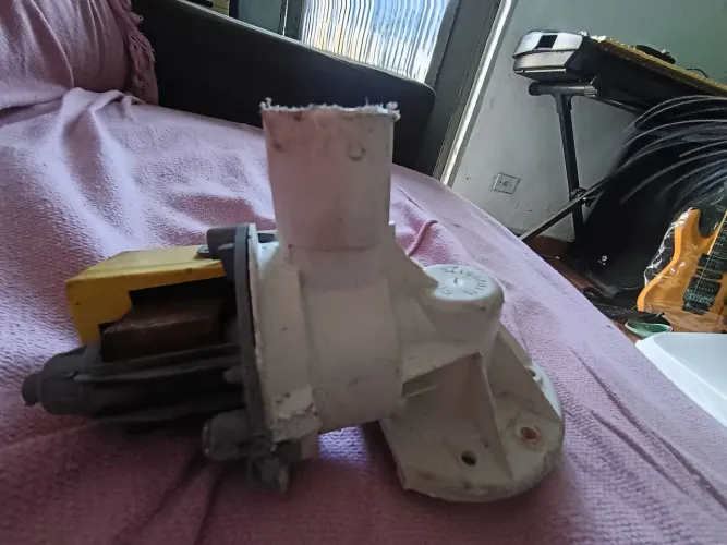 eletrobomba (ou bomba de drenagem) completa com copo, funcionando