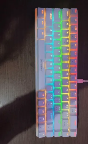 Teclado mecânico branco com fio RGB