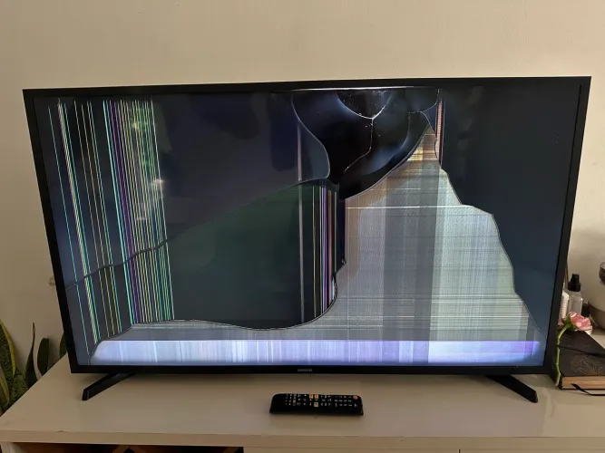 Samsung Smart TV 43? UN43T5300 - Tela Quebrada - Liga Normalmente - Para Peças