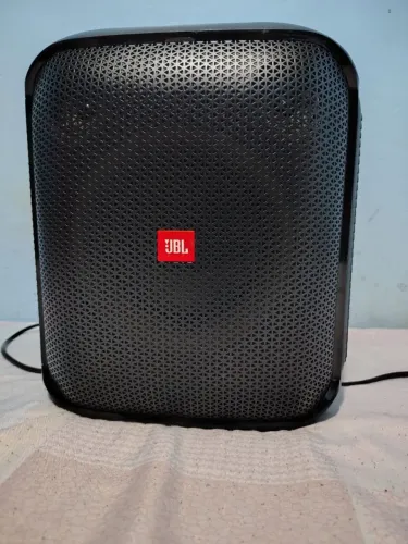 JBL PartyBox essential encore 1. FUNCIONA SOMENTE LIGADA na TOMADA Direto.