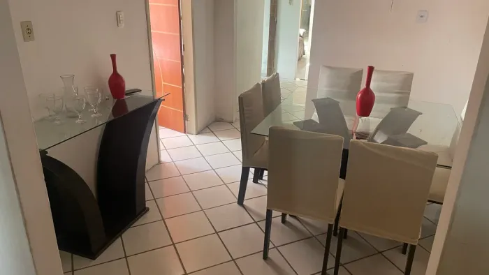 Mesa de jantar com aparador
