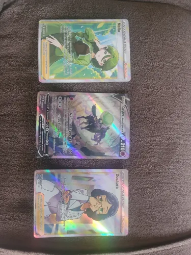 3 cartas de pokemon raras + 4 de brinde.