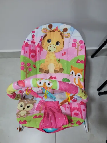 Cadeirinha de bebê vibra e toca música
