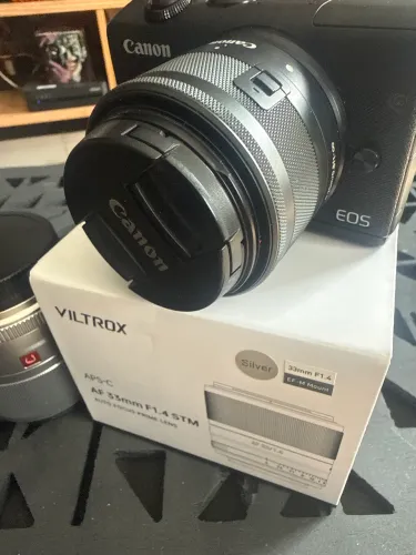 Canon M200 em otimo estado + Lente kit 15-45. + Viltrox 33mm 1.4