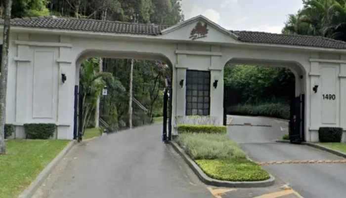 Jazigo com 3 gavetas no Cemitério Parque dos Pinheiros.