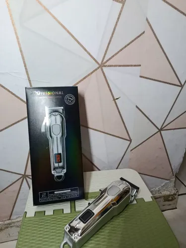 Máquina De Cortar Cabelo E Pelos Recarregável Com Acessórios Branco 110-240v