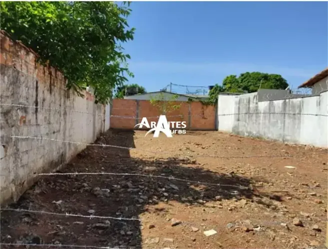 Terreno com 220m² à venda no Vigilato Pereira