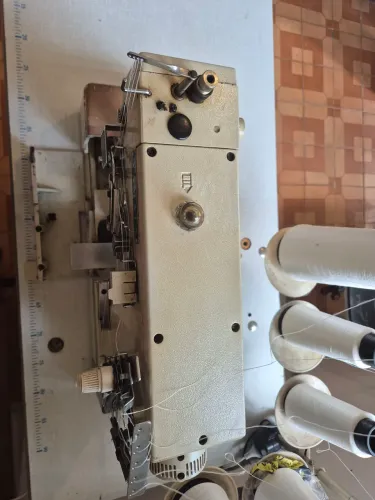 Máquina industrial galoneira de cobertura e bainha
