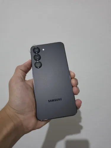 Vende-se celular SAMSUNG modelo S23 5g preto, acompanha carregador e caixa completa.