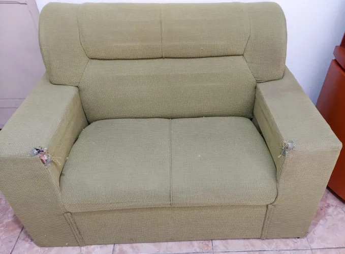 Sofá de 2 lugares conservado.
