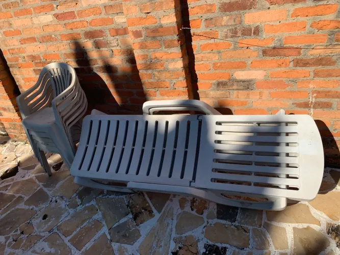 Espreguiçadeira e cadeiras plásticas 