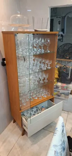 Vende-se 1 aparador e 1 cristaleiras qualquer coisa número  9  *