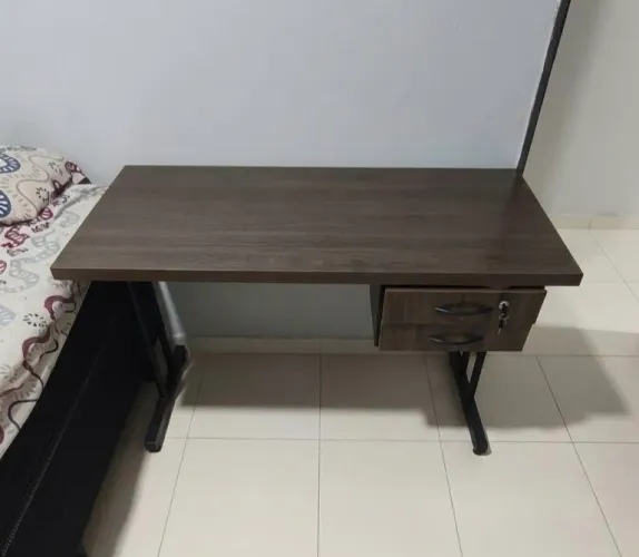 Mesa para escritório em MDF hiper conservada