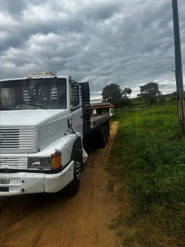 Caminhão Mercedes bens 