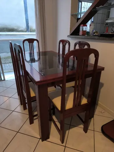 Mesa de vidro com 6 cadeiras