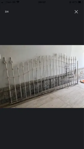 Portão de garagem de ferro e grade de muro