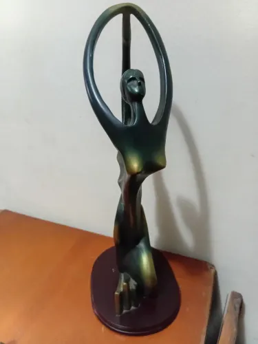 Escultura bailarina abstrata