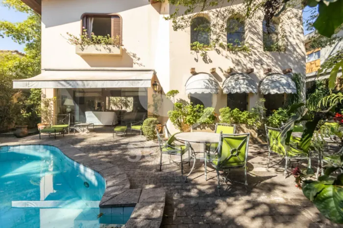 Casa á Venda no Jardim Guedala com 447m², 6 quartos sendo 2 suítes, 5 vagas.