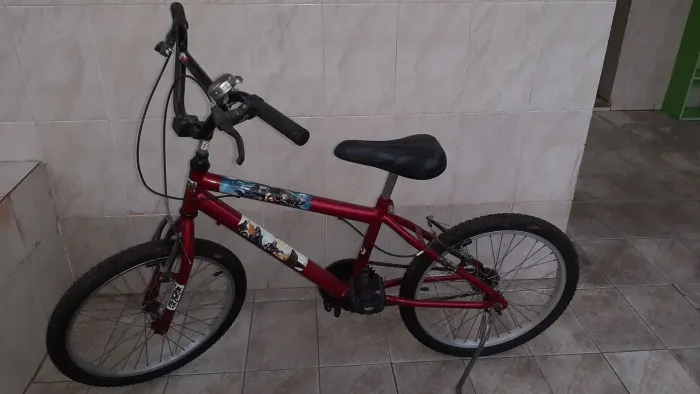 Bicicleta aro 20, vermelha, tema Vingadores. Pouquíssimo uso. Aceito contraoferta.