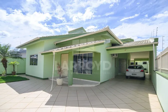 Casa semimobiliada à venda com área gourmet e academia