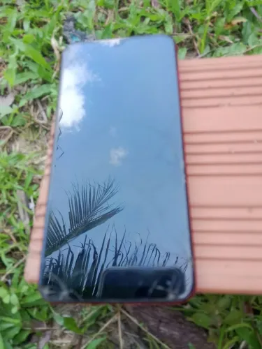 Celular com defeitos acompanha carregador