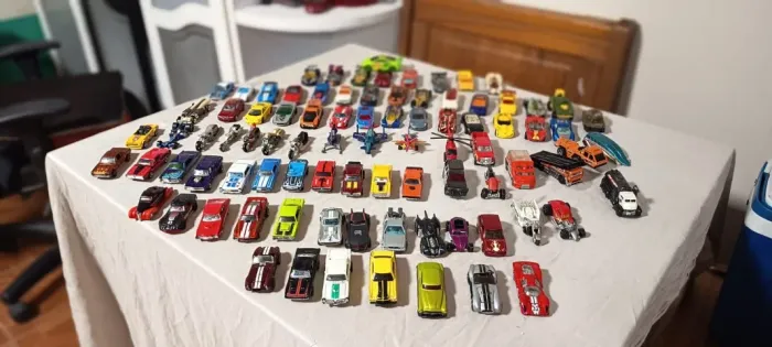 Lote 101 Hot Wheels usados, tem Brasília, Batmovel e DeLorean