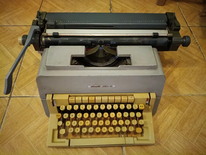 Máquina de Escrever Olivetti Linea 98