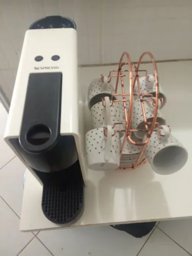 Cafeteira mas conjunto de xícaras