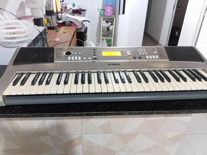 Yamaha E313 com teclas falhando
