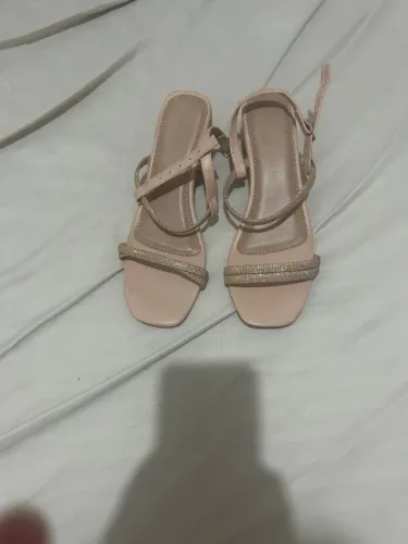 Vendo sandália nude Tam 38 usada 2x