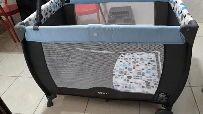 Berço portátil azul com cinza pouco Usado semi novo