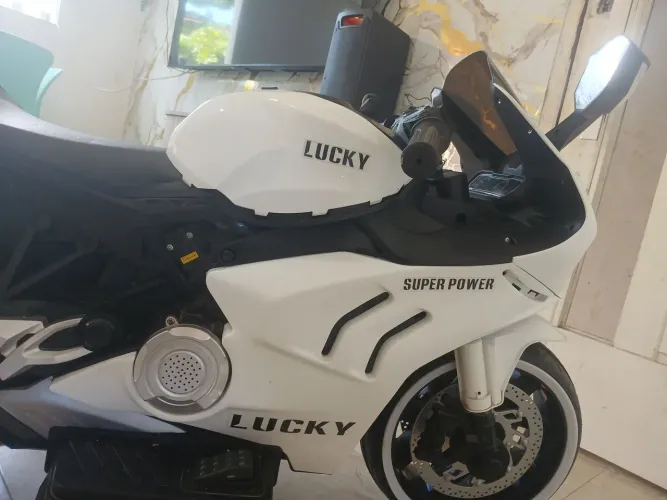 Moto elétrica infantil,motorizada,pouco tempo de uso,porém tem uma avaria no( guidon)n